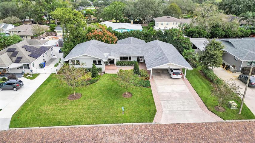 Lakeland, FL home close to Lake Hollingsworth, Publix Charities Park, Beerman Tennis Center and more... Great brick paved street.