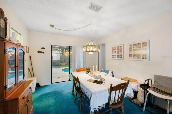 Dining area to the pool/patio