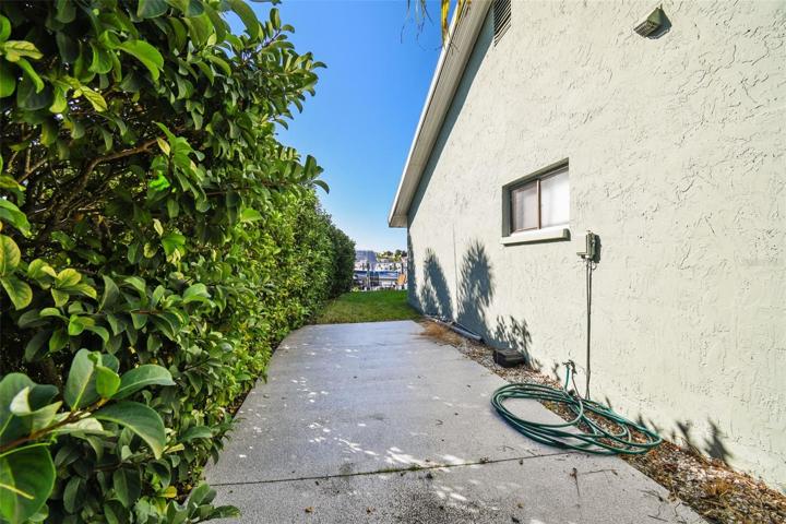 side of the house can used for parking the boat