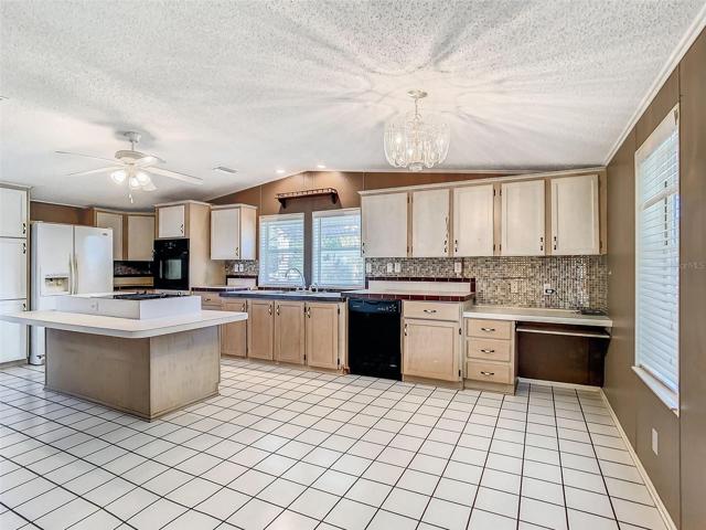SPACIOUS KITCHEN