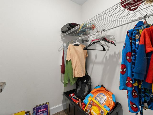 WALK IN CLOSET
