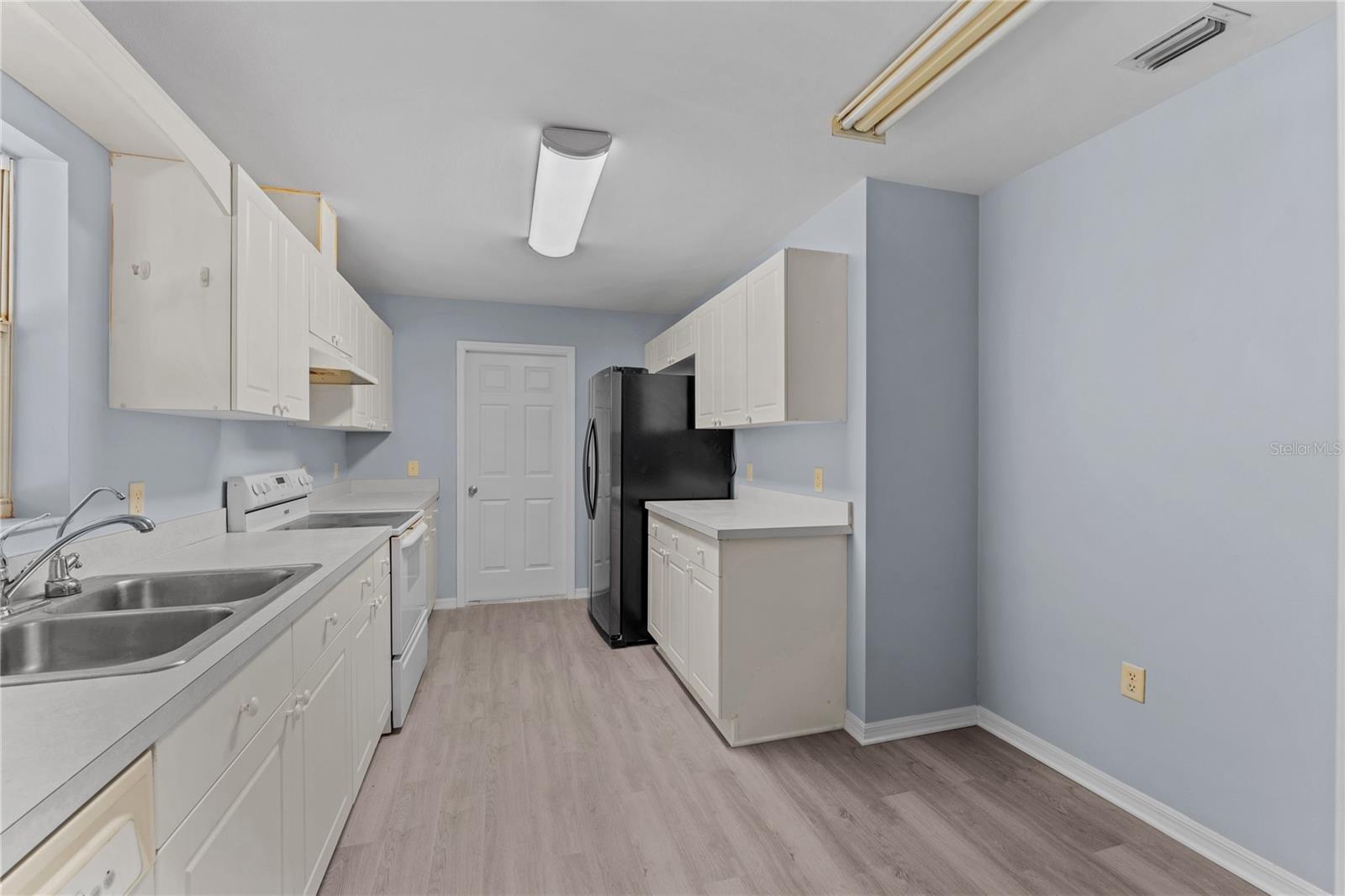 KITCHEN/EAT-IN AREA