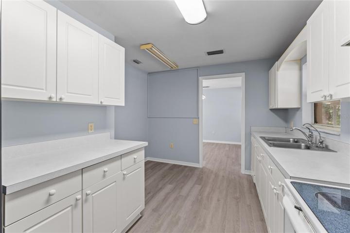 KITCHEN/EAT-IN AREA