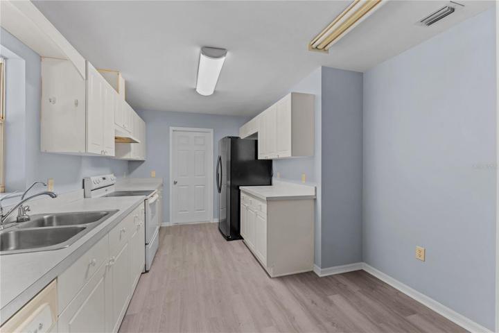 KITCHEN/EAT-IN AREA