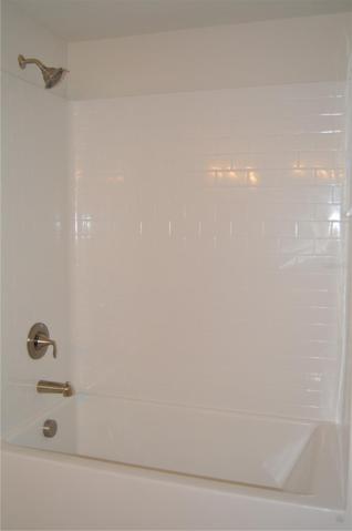 jack-n-jill tub/shower