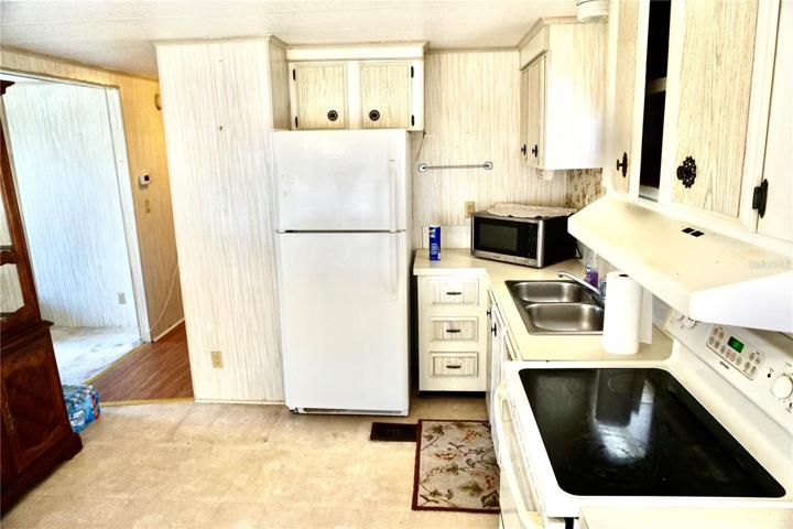 Kitchen to hallway &amp; 1st entry to the living room