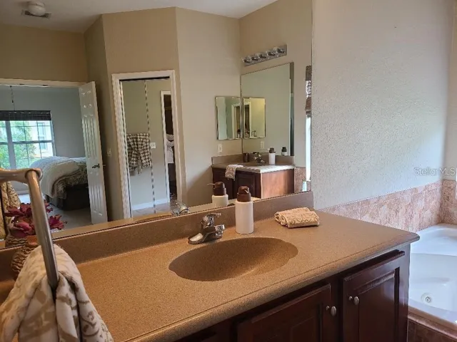 Master ensuite with dual sinks