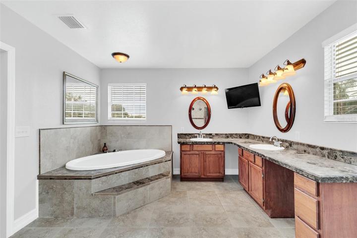 Primary bath with dual sinks and jacuzzi