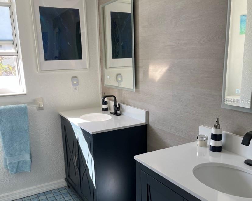 2nd bath with double sinks and jacuzzi tub shower