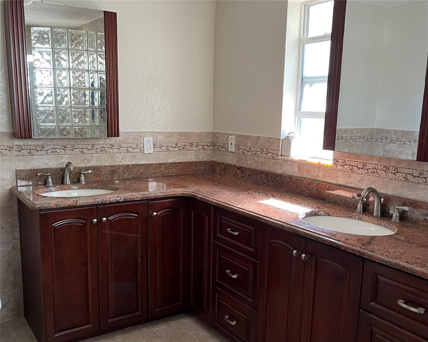 Ensuite bath for main bedroom