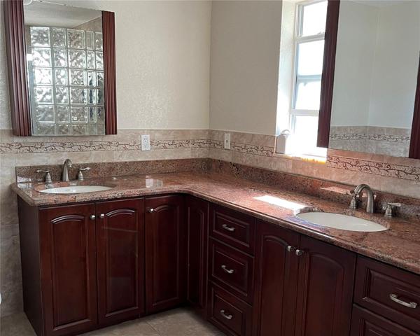 Ensuite bath for main bedroom