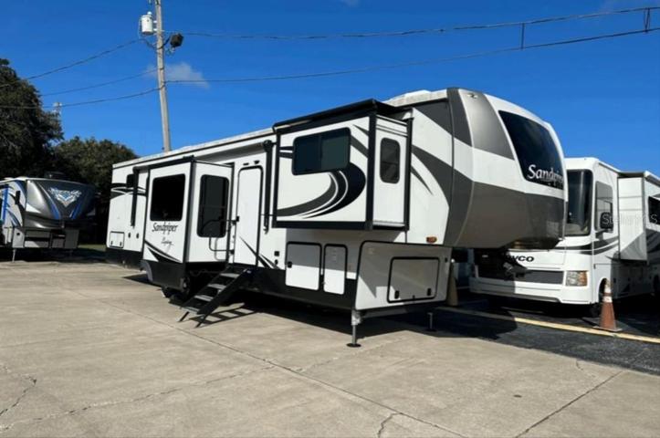 This 5th wheel is available for purchase separately, and is being offered at a dealership. Ask for details.