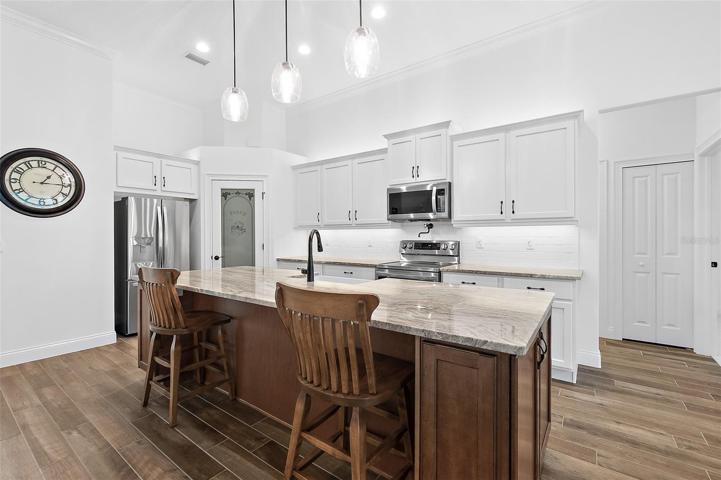 Large Island & Breakfast Bar