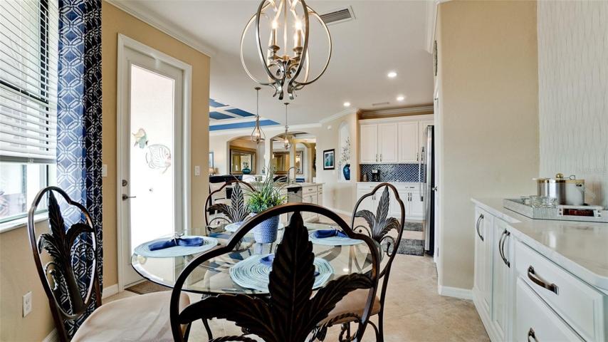 Breakfast Area & Service Bar