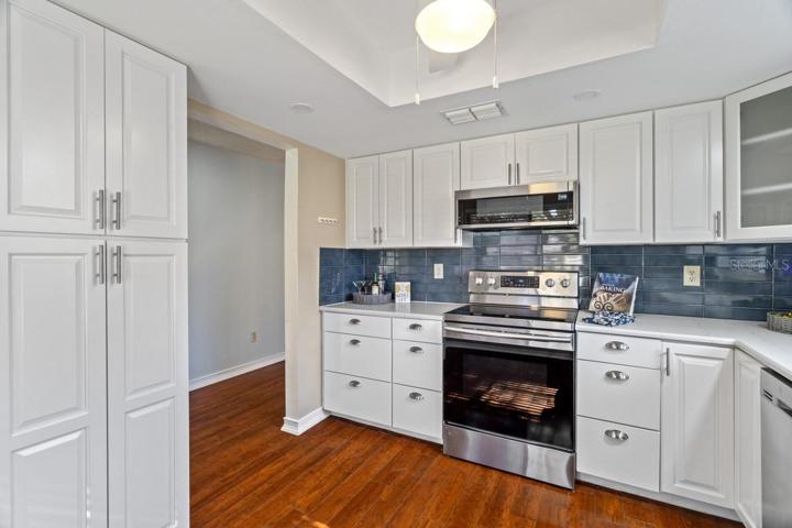 Custom Cabinets / Granite