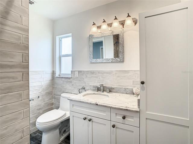 Ensuite bath in main bedroom
