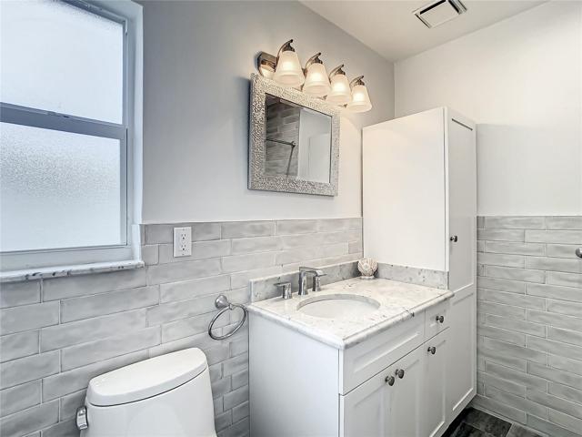 Ensuite bath in main bedroom
