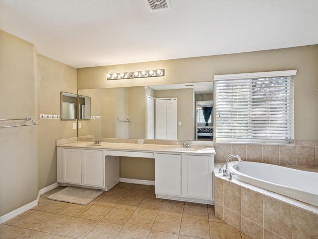 Large Bathroom w/double sinks