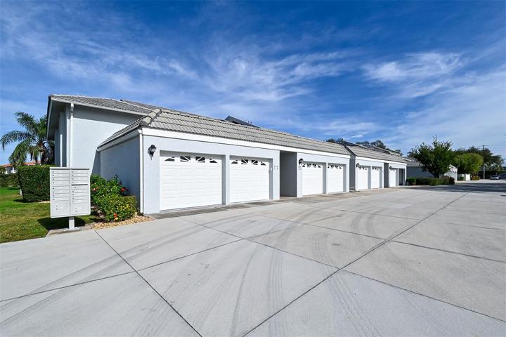 Welcome to this 1 floor condo in Golf Green