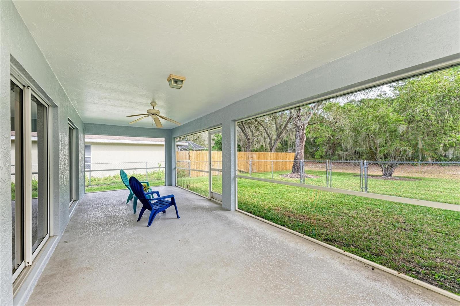 Very large covered, screened lanai