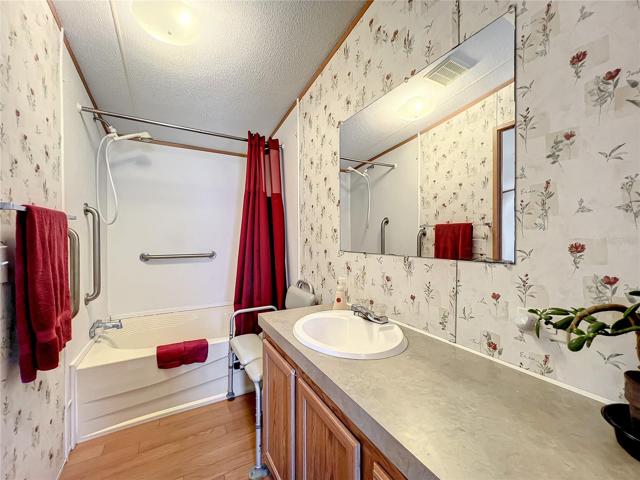 Ensuite primary bathroom