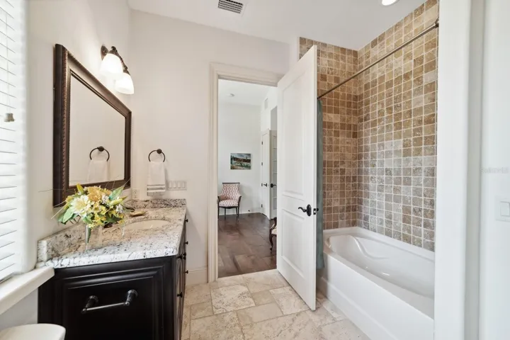 4th Bathroom w/Tub Shower