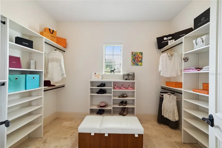 2 Walking closets + Linen closet
