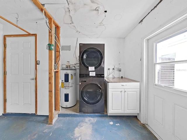 Garage with newer washer/dryer