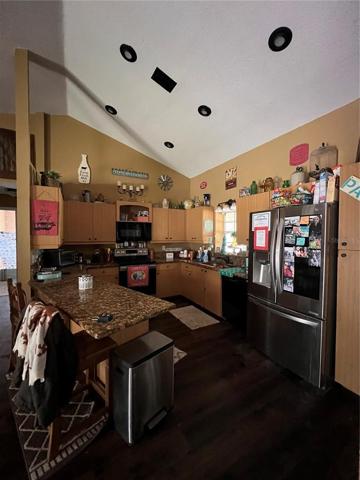 Kitchen (view 2)