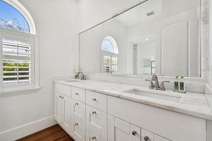 Upstairs guest bath