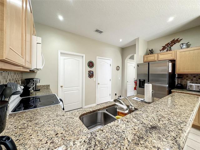 Granite counters &amp; Stainless appliances