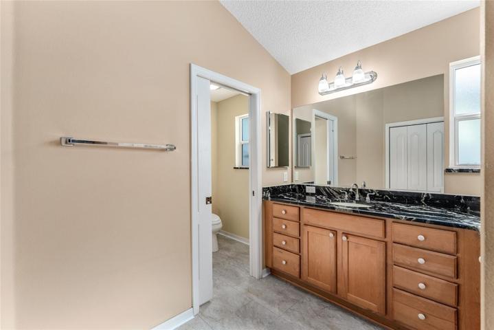 ENSUITE BATHROOM w/ GRANITE COUNTERTOPS