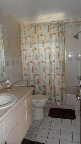 2nd bathroom with window in shower/tub area