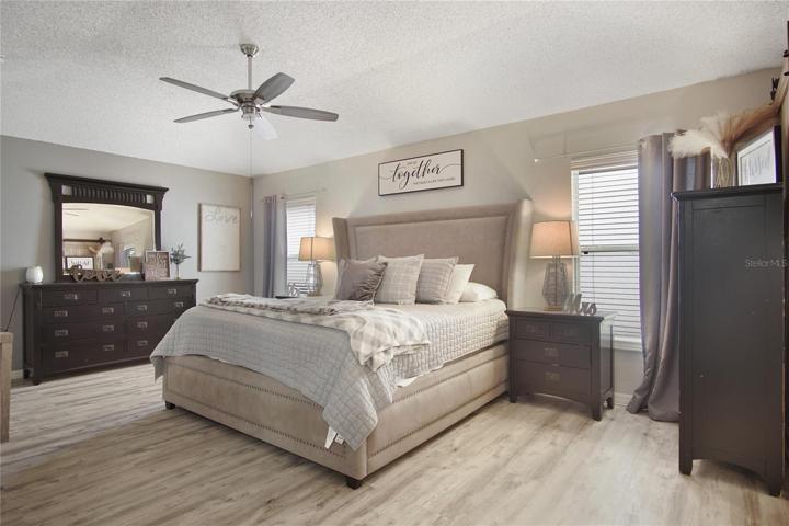 Ideal SPLIT BEDROOMS deliver a retreat in your primary suite, a generous space with a WALK-IN CLOSET, en-suite bath and access through a SLIDING BARN DOOR to the fourth bedroom (perfect for a nursery, private office or huge dressing room!).