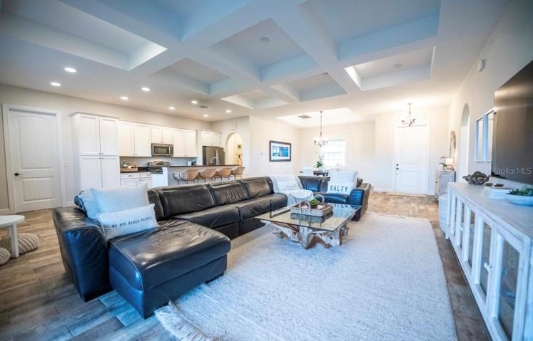 COFFERED CEILING / 10' HIGH CEILINGS