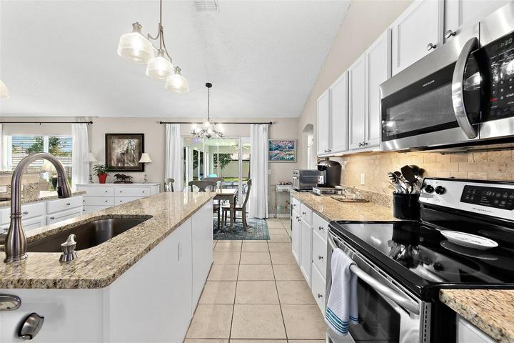 kitchen large enough for multiple cooks! granite counter, stainless appliances, 2 sinks!