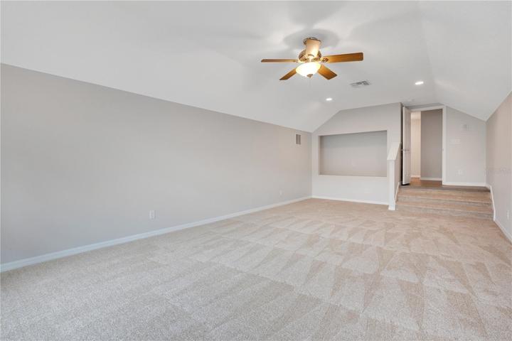 The bonus room offers so many possibilities: Teenage hangout, media room, games room, hobby room, gym...