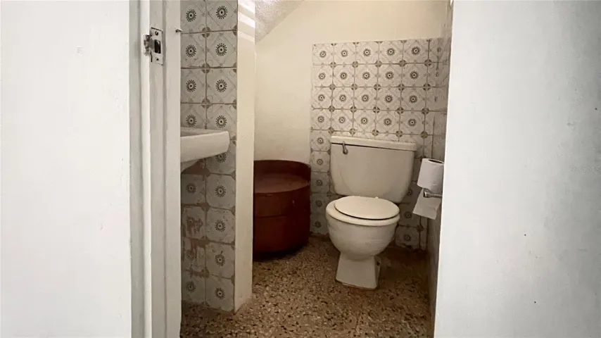 1/2 bathroom