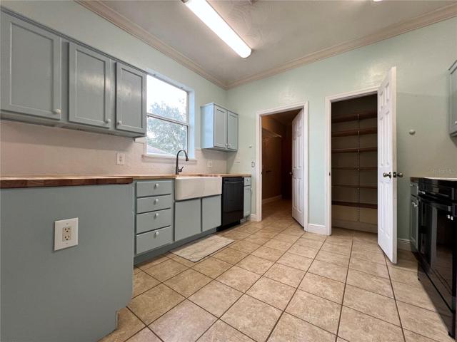 Farm/Ranch Style Kitchen w/ Butcher Block Counters