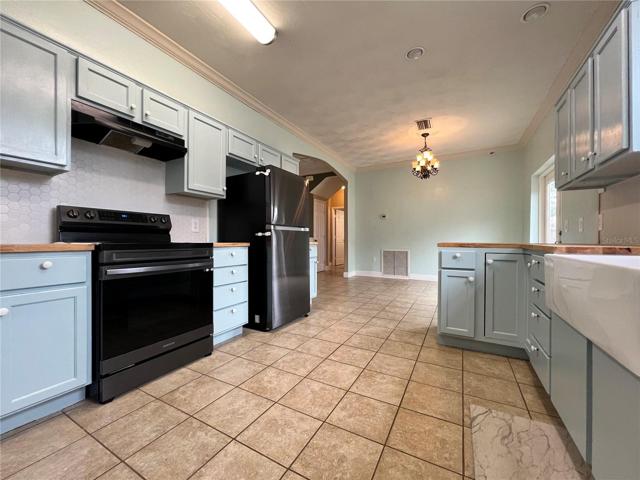 Farm/Ranch Style Kitchen w/ Butcher Block Counters
