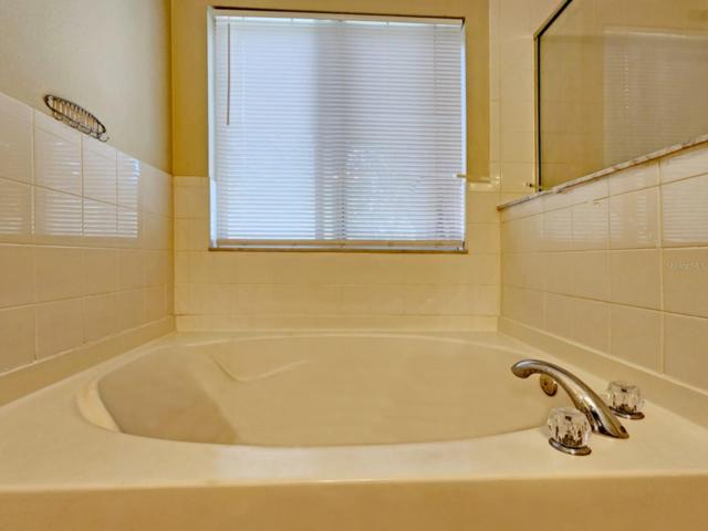 Master  bth Garden Tub