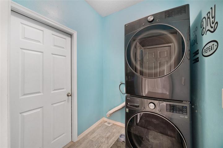 LAUNRY ROOM.
