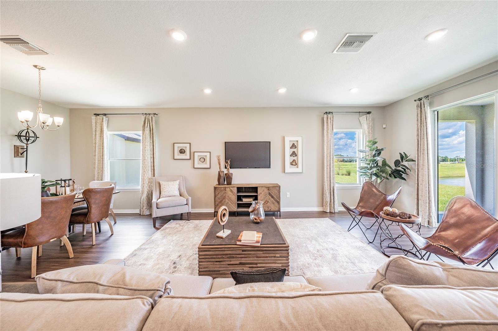 DINING ROOM/LIVING ROOM
