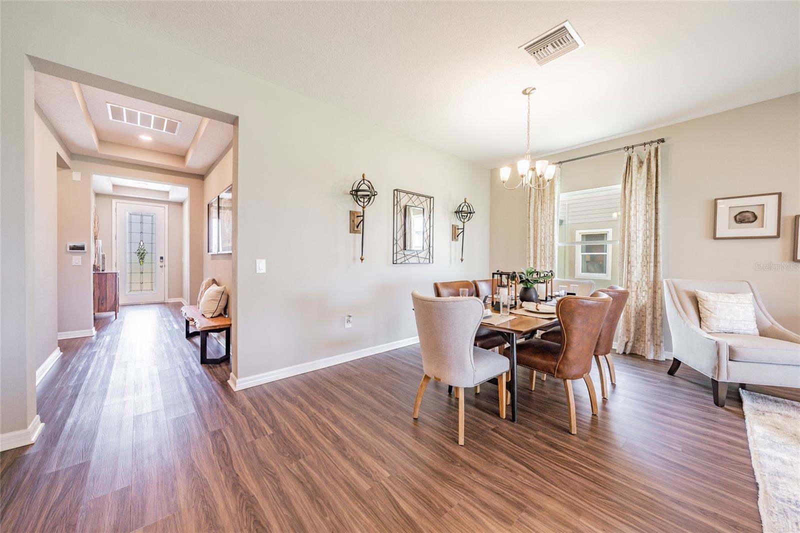 FOYER/DINING ROOM