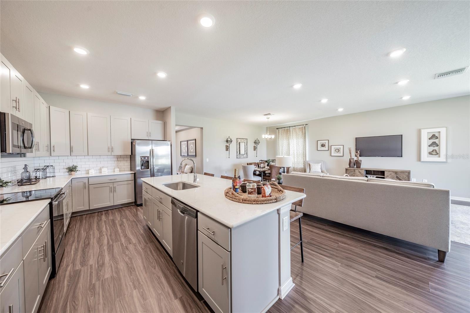 KITCHEN/ LIVING ROOM