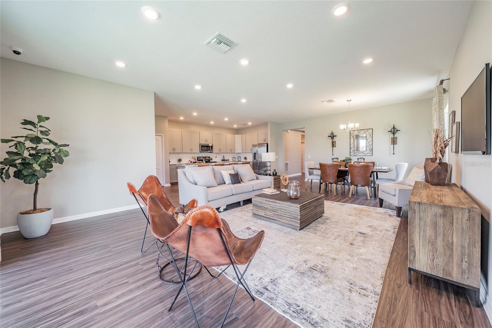 LIVING ROOM/DINING ROOM