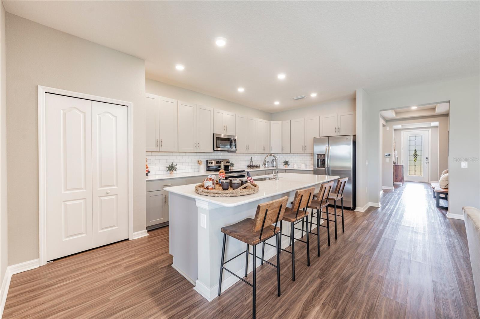 KITCHEN/FOYER
