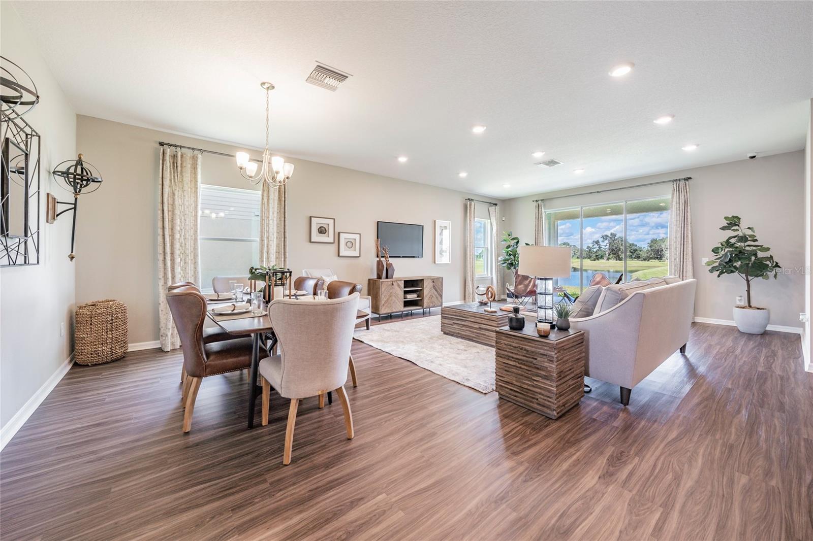 DININGROOM/LIVING ROOM