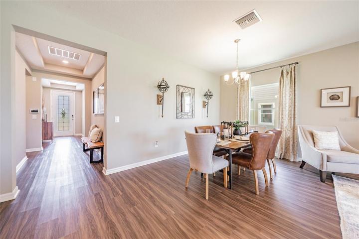 FOYER/DINING ROOM