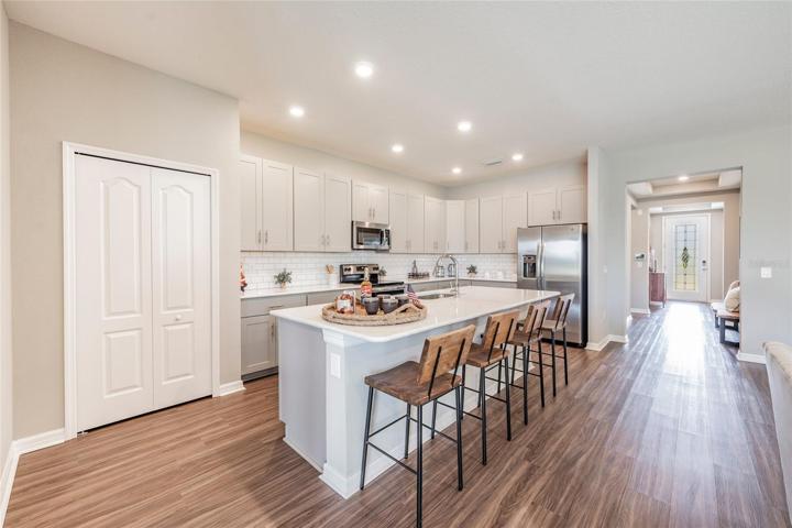 KITCHEN/FOYER